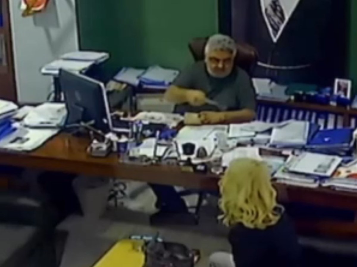 Görüntülerde para balyalarının fırlatıldığı görülüyor. Görüntülerde para balyalarının fırlatıldığı görülüyor.