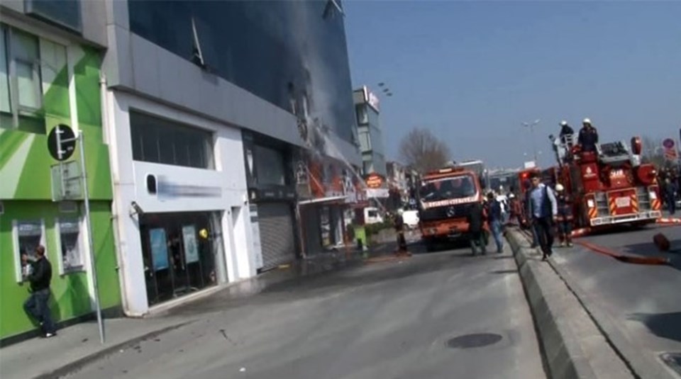 MHP İstanbul İl Başkanlığı'nın bulunduğu binada yangın - 1