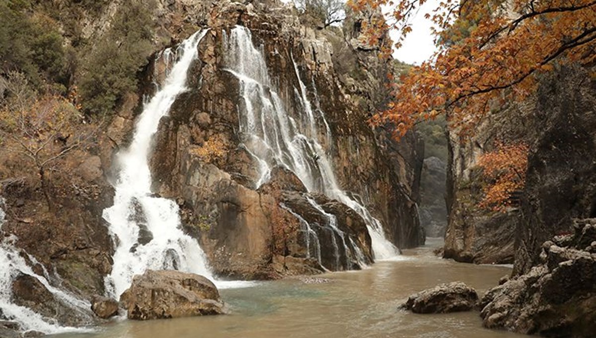 Antalya'daki Uçansu Şelalesi yoğun ilgi görüyor