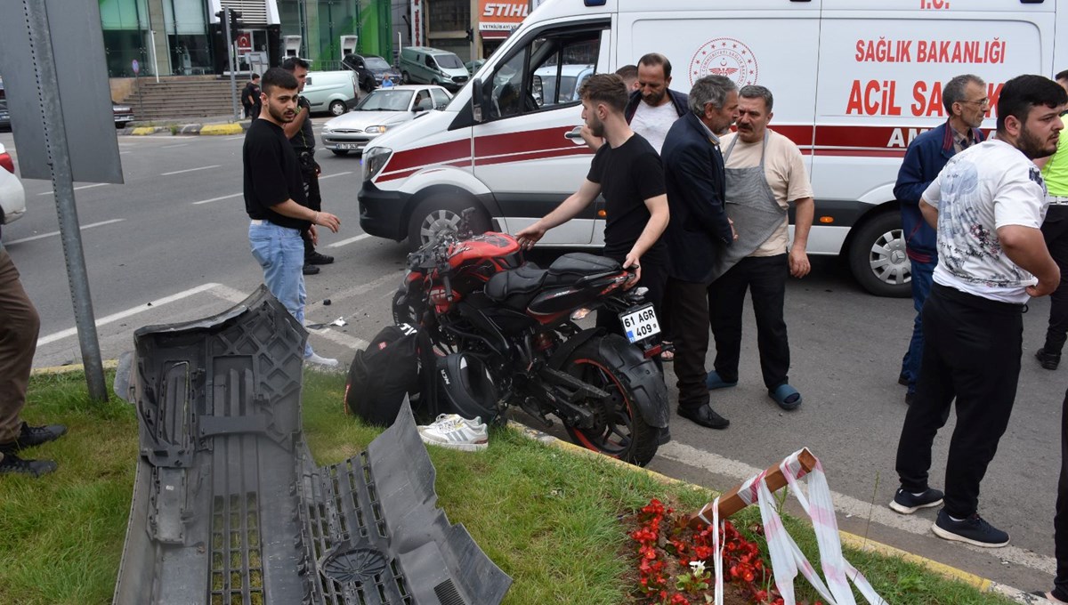 Ticari araç ile motosiklet çarpıştı: 2 yaralı Ticari araç ile motosiklet çarpıştı: 2 yaralı