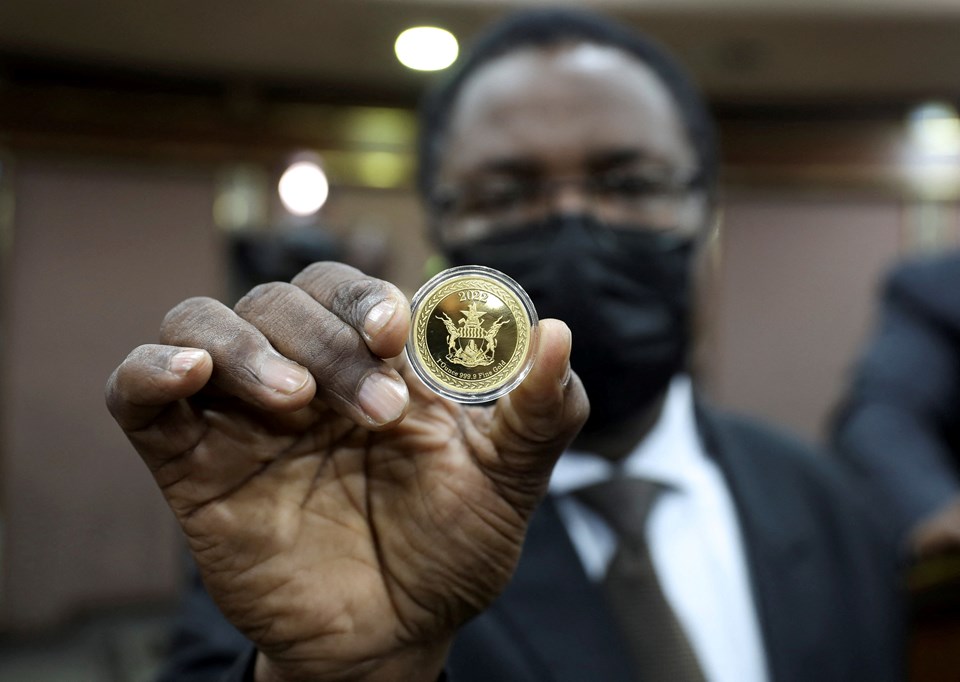 Zimbabve, dolarla mücadele için 'altın para' bastı - 1