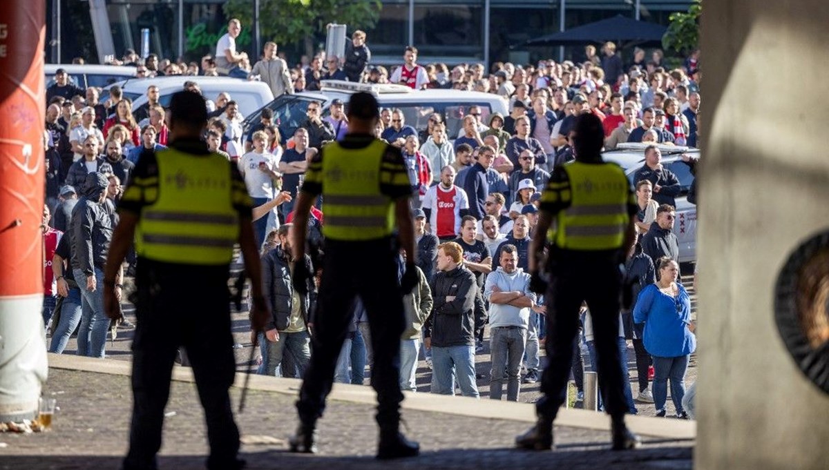 Ajax-Feyenoord derbisine holigan engeli: Türk hakem Serdar Gözübüyük maçı tatil etti