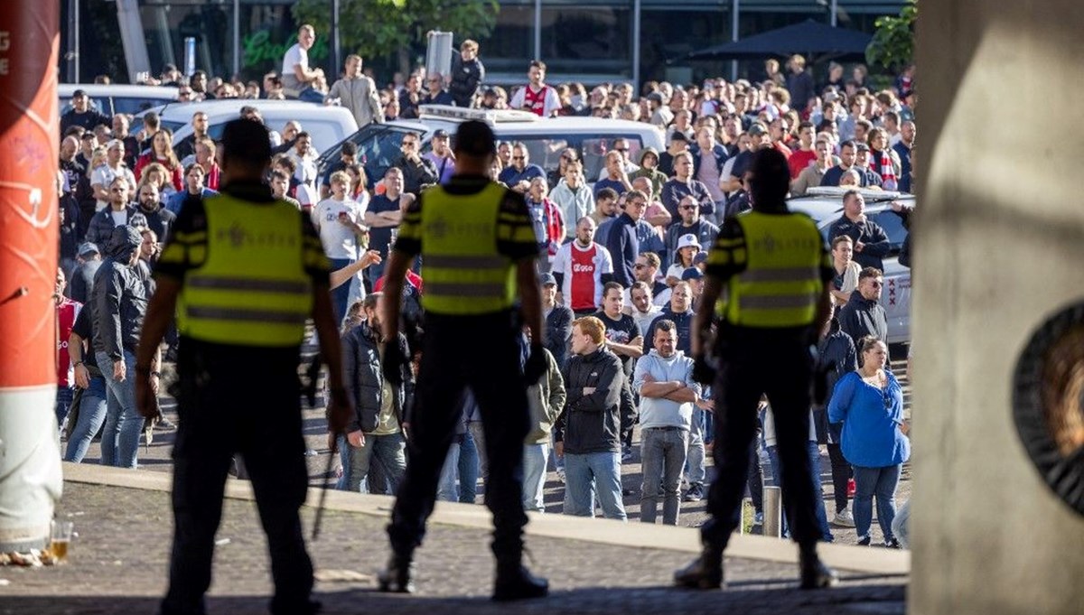 Ajax-Feyenoord derbisine holigan engeli: Türk hakem Serdar Gözübüyük maçı tatil etti Ajax-Feyenoord derbisine holigan engeli: Türk hakem Serdar Gözübüyük maçı tatil etti
