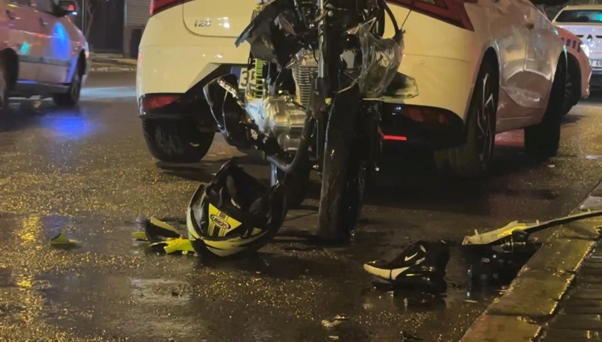 İzmir'de otomobille çarpışan motosikletli ağır yaralandı İzmir'de otomobille çarpışan motosikletli ağır yaralandı