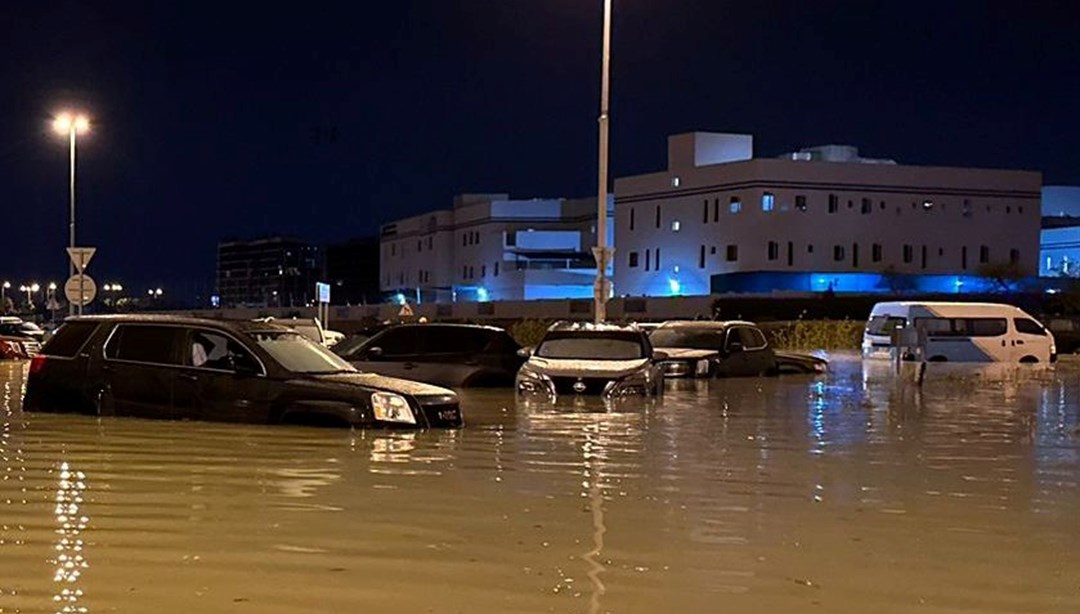 Körfez ülkelerini sel vurdu BAE'de 75 yılın en yüksek yağış