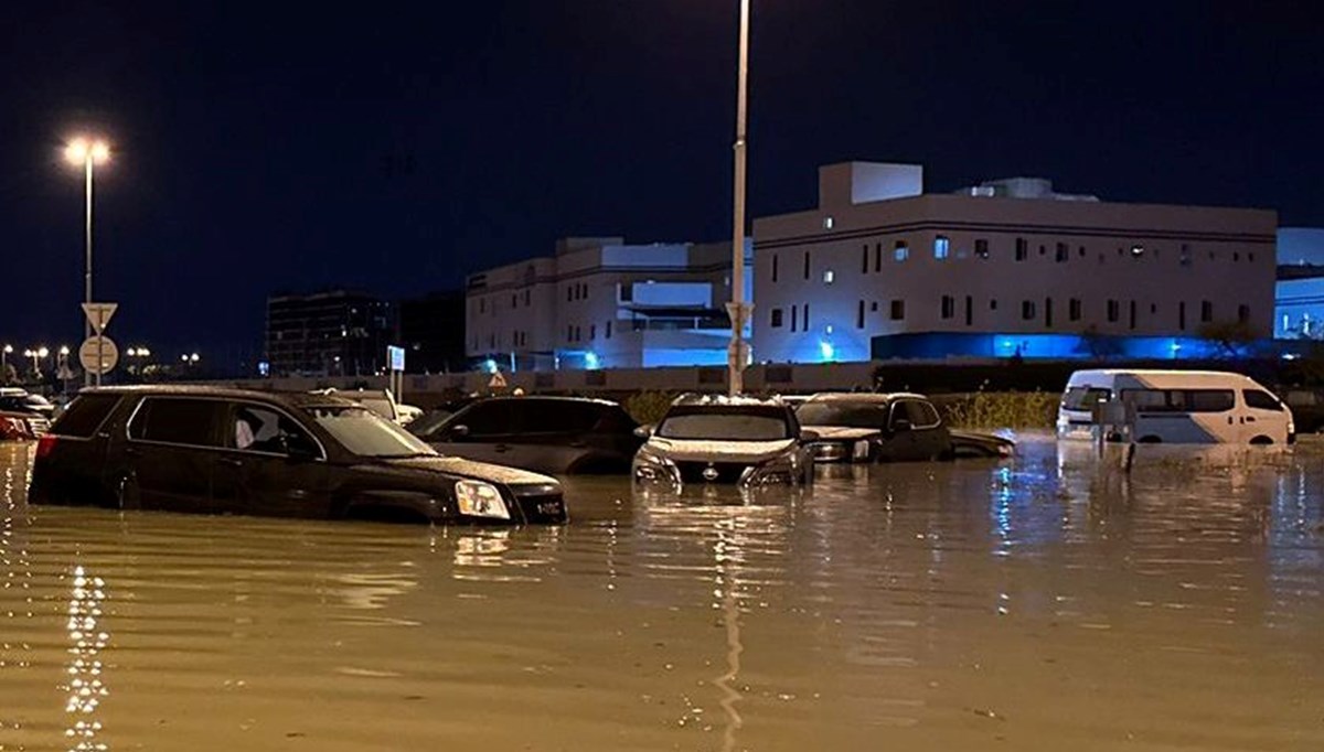 Körfez ülkelerini sel vurdu: BAE'de 75 yılın en yüksek yağış miktarı kayda geçti