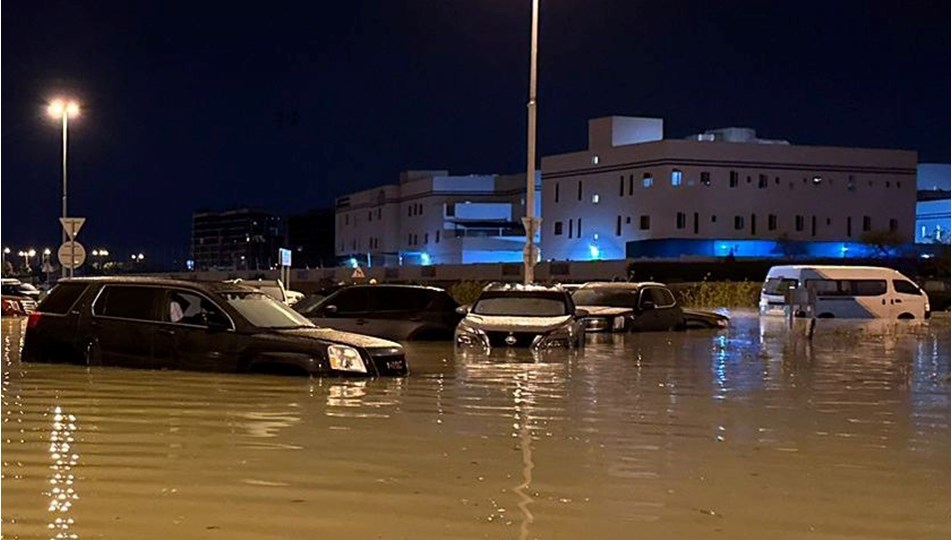 Körfez ülkelerini sel vurdu: BAE'de 75 yılın en yüksek yağış miktarı kayda geçti