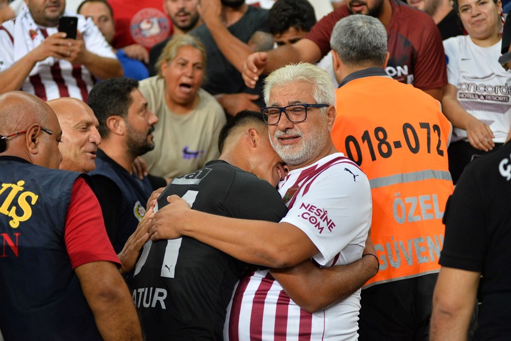 Hataysporlu Oğuzhan Matur, galibiyeti babasına sarılıp, gözyaşlarıyla kutladı - 4