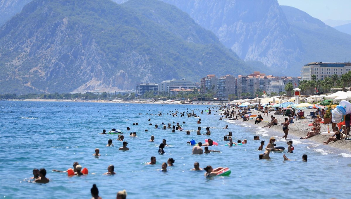 Antalya sahillerinde sıcak hava yoğunluğu