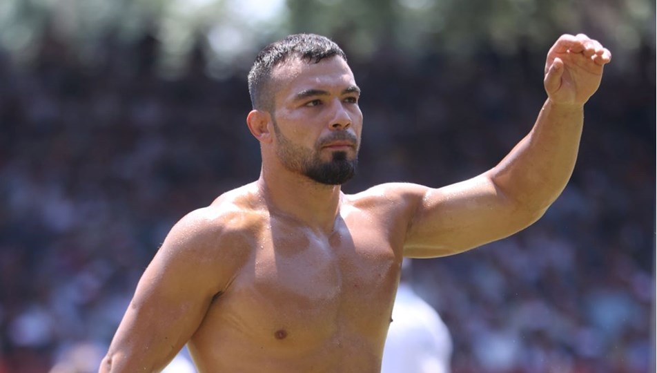 "Kurt bakışlı" pehlivan Yusuf Can Zeybek, kemerin daimi sahibi olma şansını kaybetti!