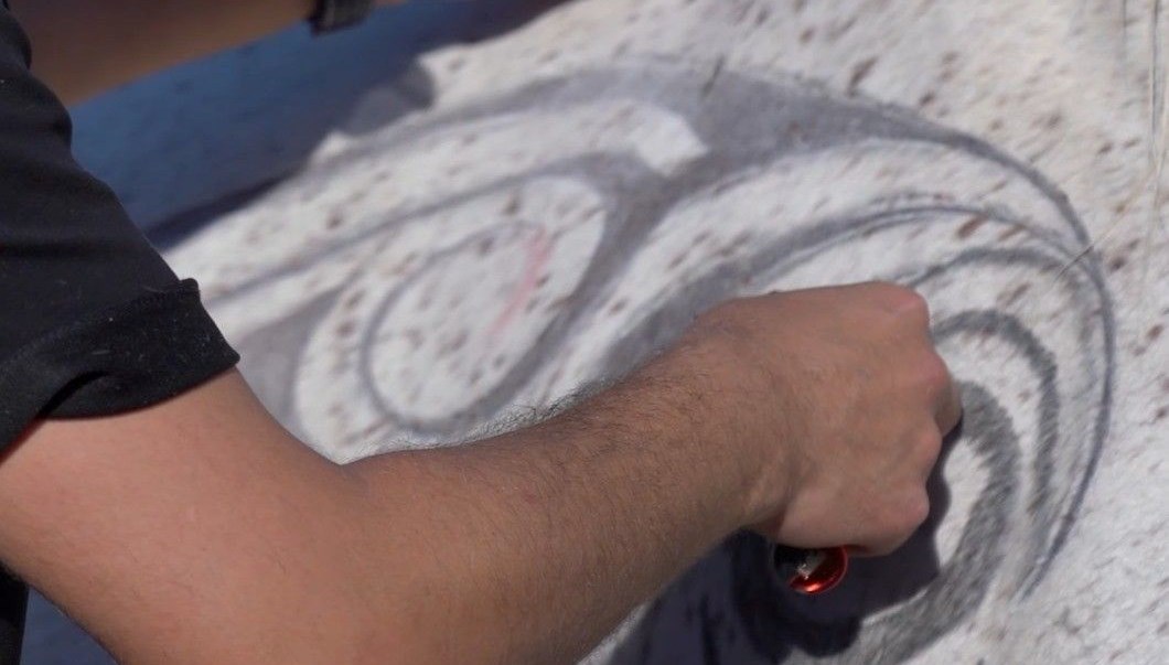 Atın üzerinde sanat eseri yarattı