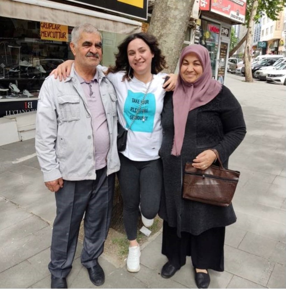 Anne ve ablası için enkaz başında acı bekleyiş - 1