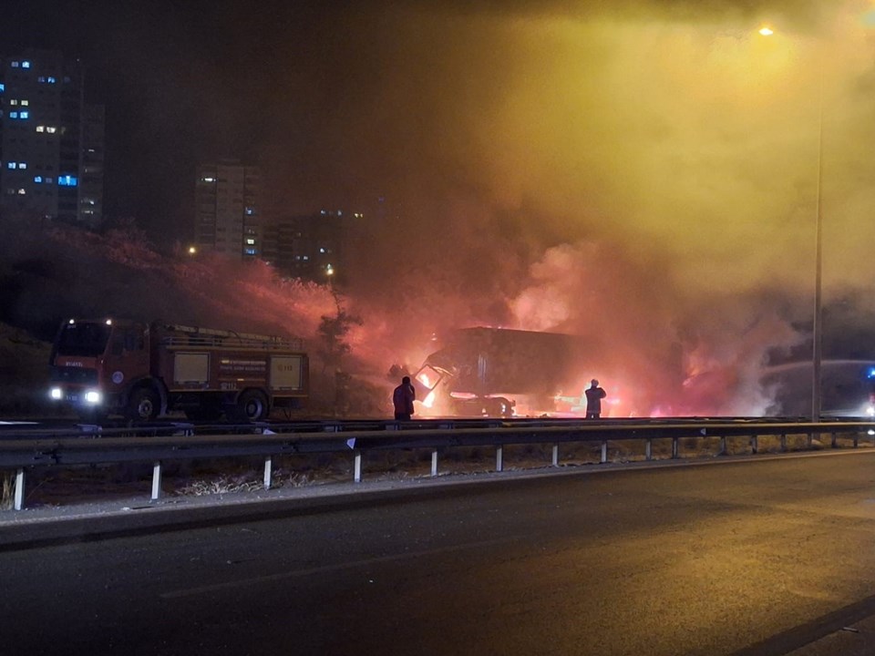 Mersin'de iki TIR'ın çarpıştığı kazada 1 kişi hayatını kaybetti, 1 kişi yaralandı - 1