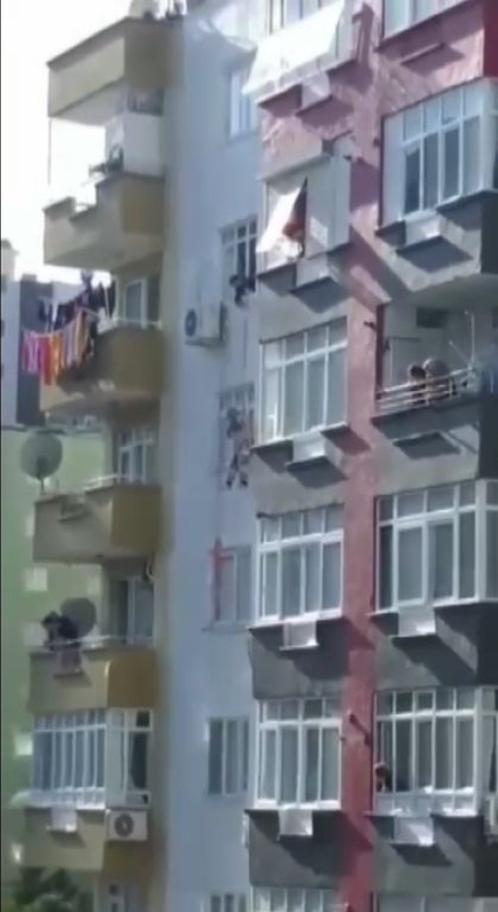 İskele çöktü, işçi havada asılı kaldı - 2