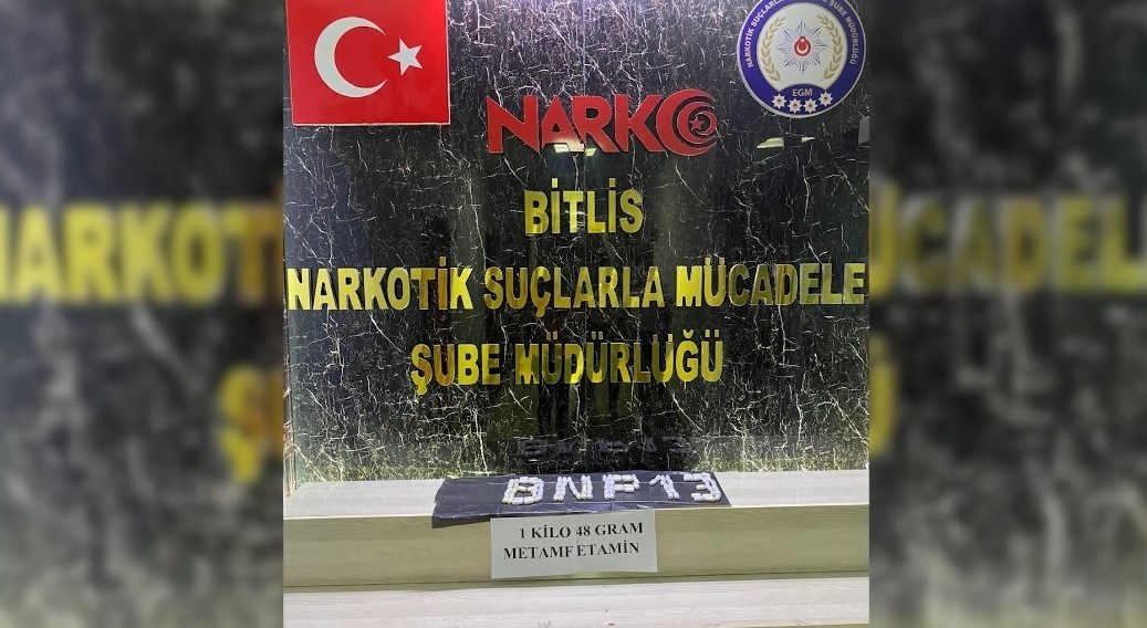Narkotik şube ekipleri şüphelilerden çıkarılan uyuşturucuları böyle sergiledi.