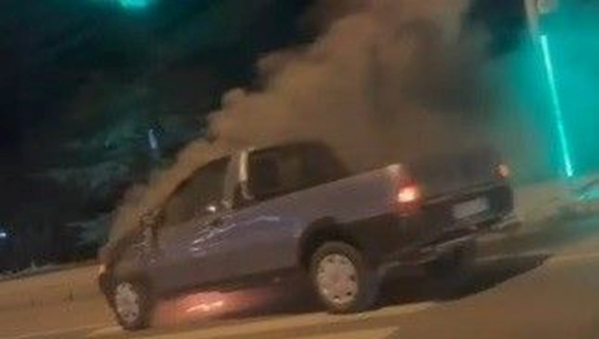 Seyir halindeki otomobil alev aldı Seyir halindeki otomobil alev aldı