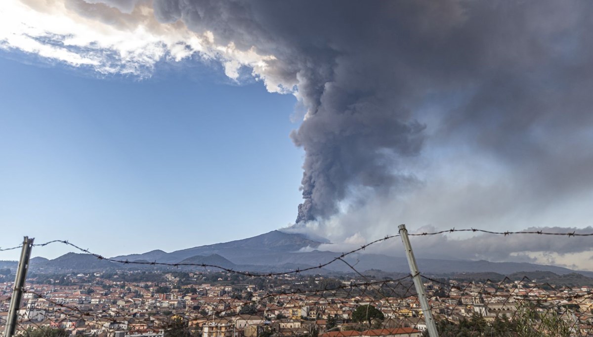 İtalya'da Etna Yanardağı yeniden kül ve lav püskürttü