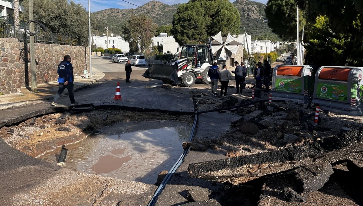 Bodrum'da ana isale hattı patladı: Yolda çukur oluştu