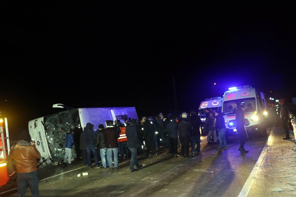 SON DAKİKA: Amasya'da Bakırköy Belediyesi'ne ait otobüs devrildi: 2 ölü, 35 yaralı - 1