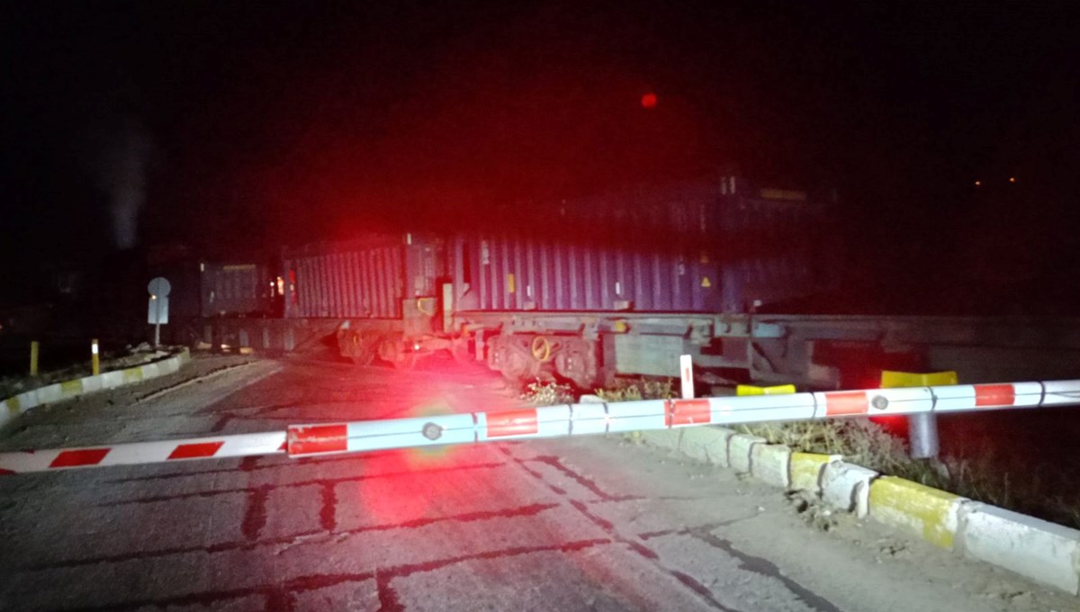 Tren arızası nedeniyle hemzemin geçitte ulaşım kapandı Tren arızası nedeniyle hemzemin geçitte ulaşım kapandı