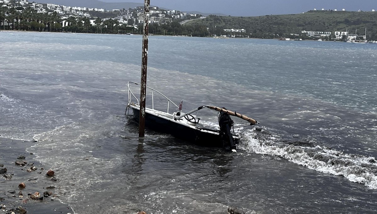 Bodrum'da fırtına ve sağanak: Tekne kıyıya vurdu, sokaklar göle döndü