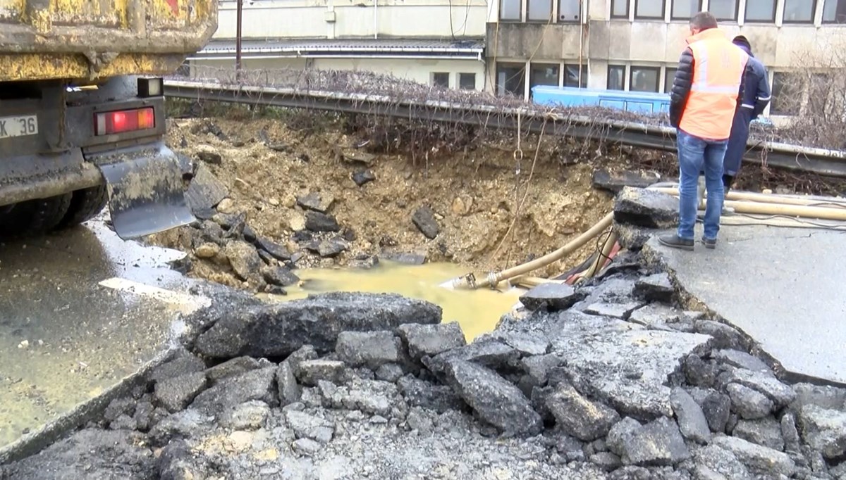 Bahçelievler'de yol çöktü, cadde trafiğe kapatıldı