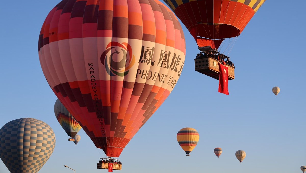 Kapadokya'da balonlar Türk bayraklarıyla uçtu