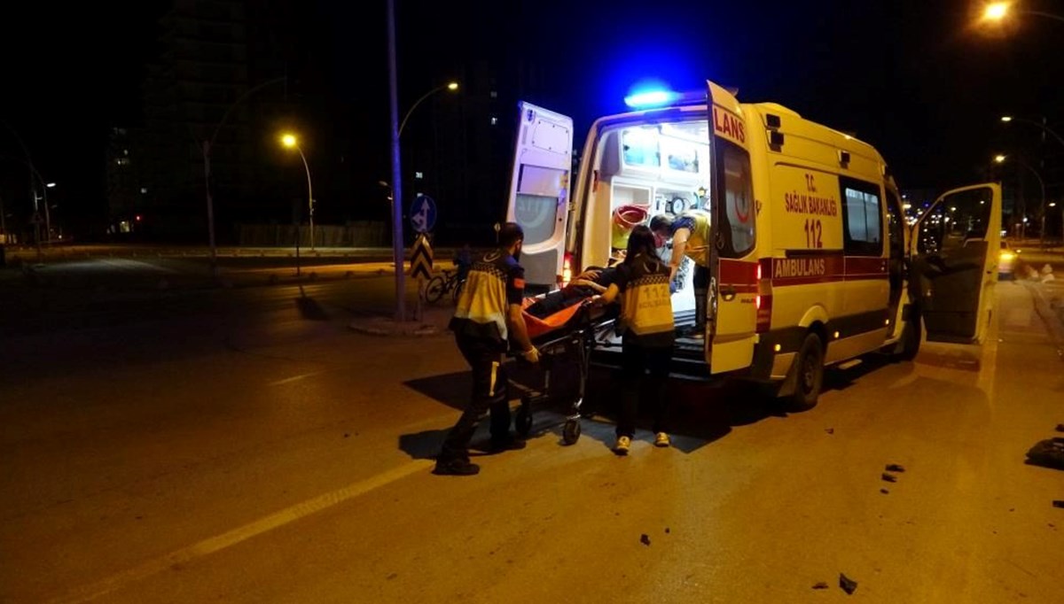Üç aracın karıştığı kazada ortalık savaş alanına döndü: 3 yaralı Üç aracın karıştığı kazada ortalık savaş alanına döndü: 3 yaralı
