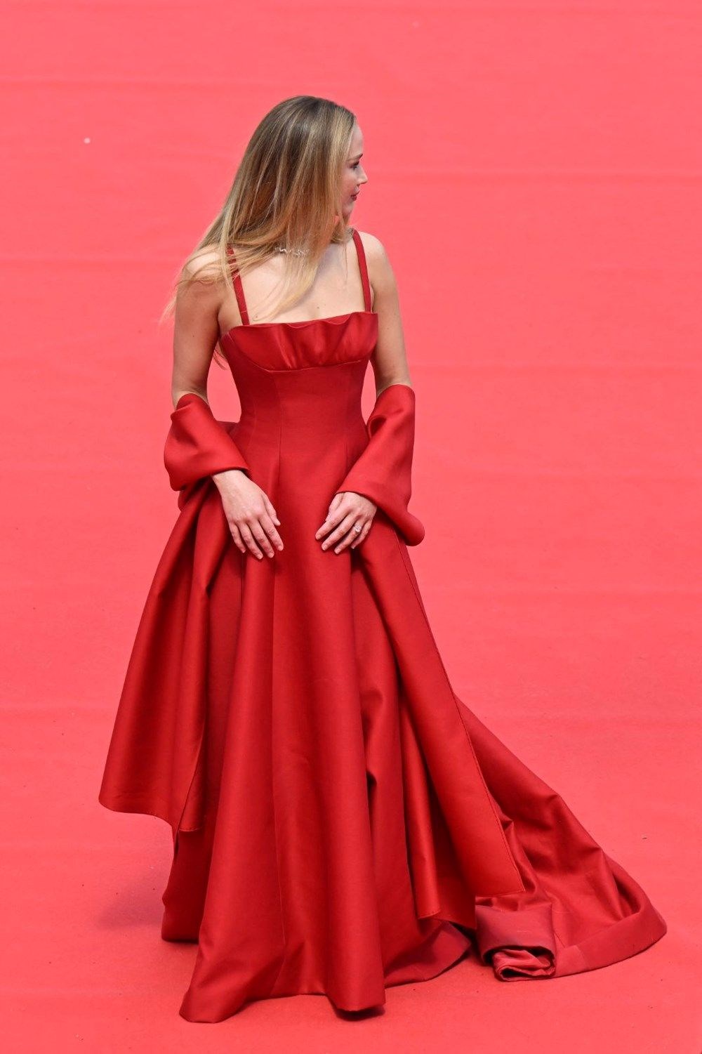 Jennifer Lawrence Cannes Film Festivali'nde neden terlik giydiğini açıkladı - 3