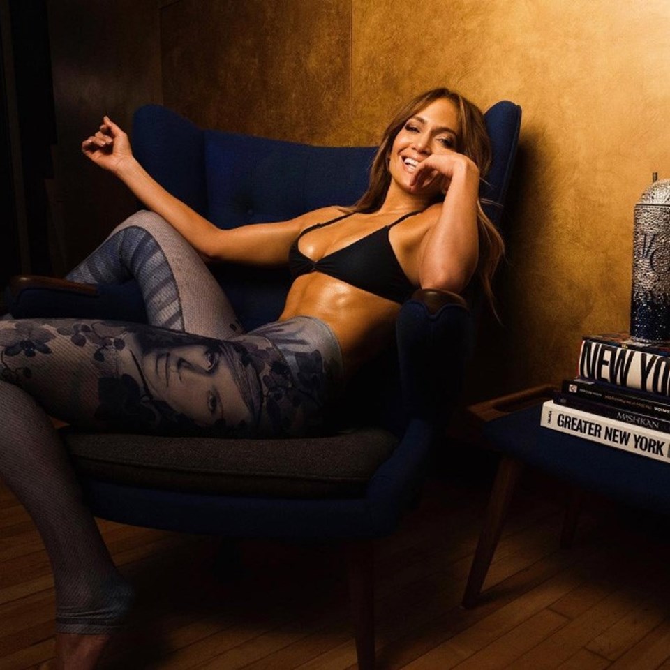 Jennifer Lopez yeni tasarım taytıyla gündemde (Baldırda fotoğraf) - 1
