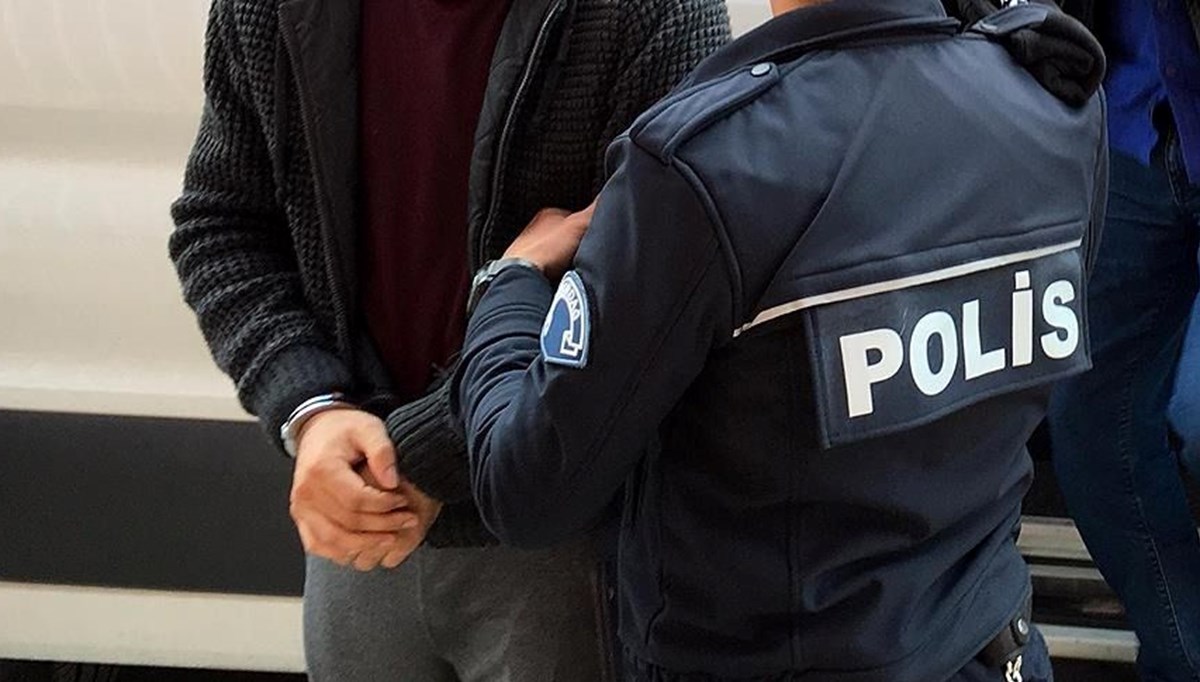 Kuzey Makedonya'da cinayetten aranan aşırı sağcı parti lideri Balıkesir'de yakalandı Kuzey Makedonya'da cinayetten aranan aşırı sağcı parti lideri Balıkesir'de yakalandı