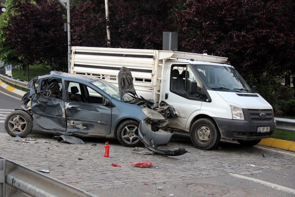 Kocaeli’de midübüsün freni patlayınca 6 kişi yaralandı, 10 araç hurdaya çıktı - 2