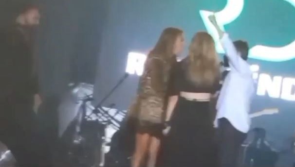 Resul Dindar ve Demet Akalın arasında sahnede gergin anlar | N-Life