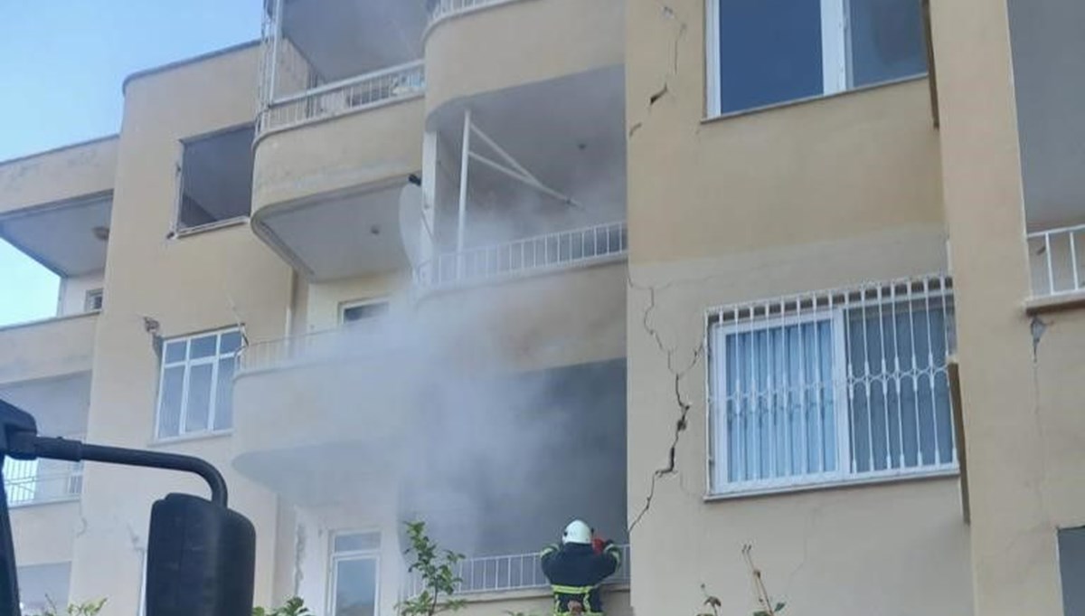 Hatay’ın Belen ilçesinde bir evin balkonu yandı Hatay’ın Belen ilçesinde bir evin balkonu yandı