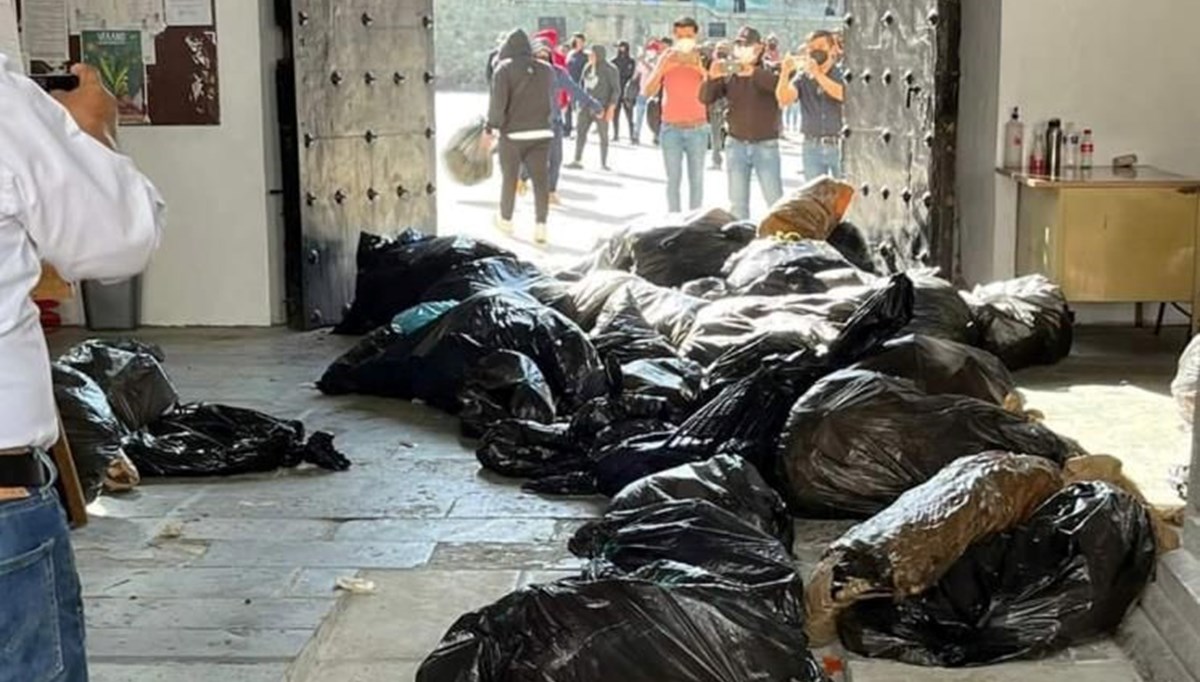 Temizlik işçilerinden protesto: Belediye binasını çöple doldurdular