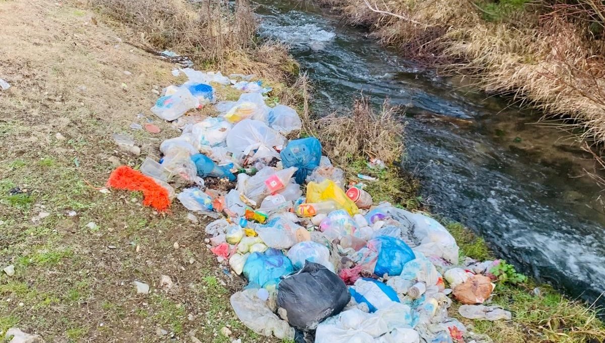 Doğa harikası çöp yığınlarıyla doldu: Ortaya çirkin görüntüler çıktı