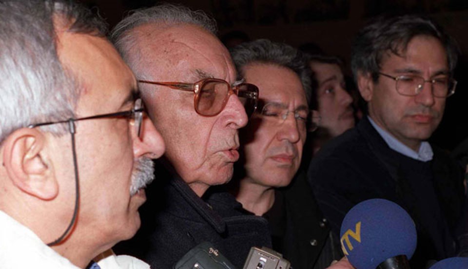 2000 yılındaki açlık grevinde aydınlar yine çağrıda bulunmuştu. (Soldan sağa: Oral Çalışlar, Yaşar Kemal, Zülfü Livaneli, Orhan Pamuk)