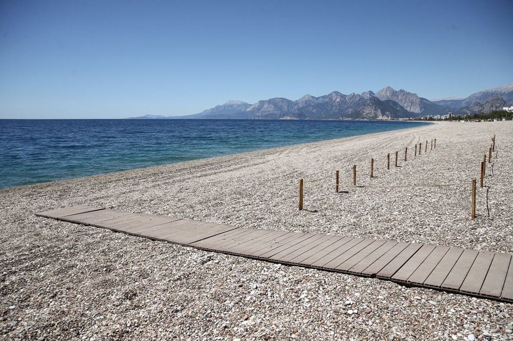 Dünyaca ünlü Konyaaltı Plajı'nda deniz keyfi sosyal mesafeli olacak