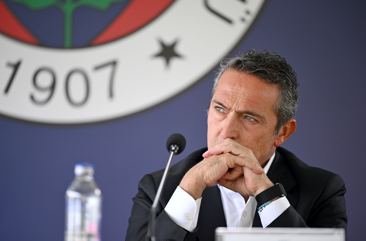 Fenerbahçe Başkanı Ali Koç, imza töreninde yer aldı.