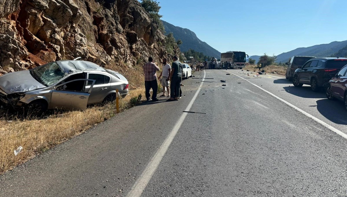 Antalya'da 4 araç birbirine girdi: 4 yaralı Antalya'da 4 araç birbirine girdi: 4 yaralı
