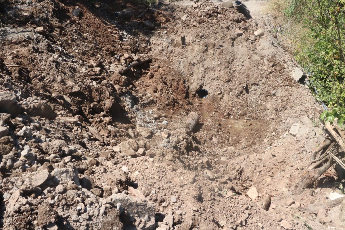 Arsasını ikiye bölen 60 dairenin ulaşım yolu kapattı: Gençler topraktan atlıyor, yaşlılar çıkamıyor