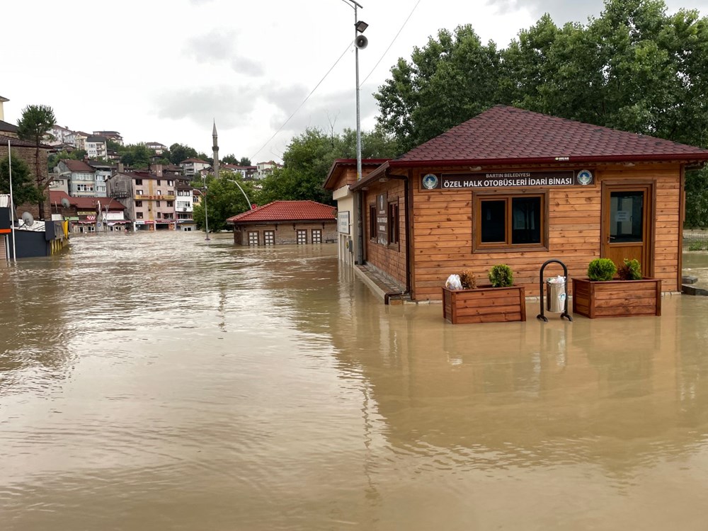 Karadeniz'i sel vurdu: Dereler taştı, yollar göle döndü, evleri su bastı - 11