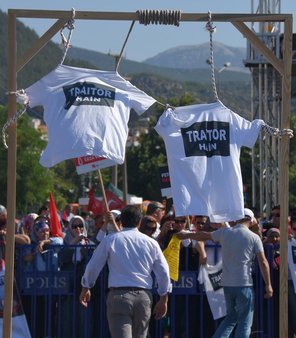 "Hero" tişörtü giyen Erdoğan'a suikast girişimi sanığına protesto - 2