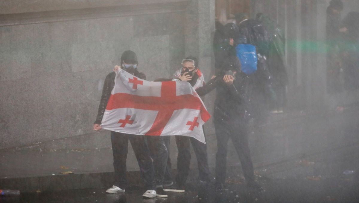 AB kararı Gürcistan'ı karıştırdı: Protesto gösterilerine polisten sert müdahale