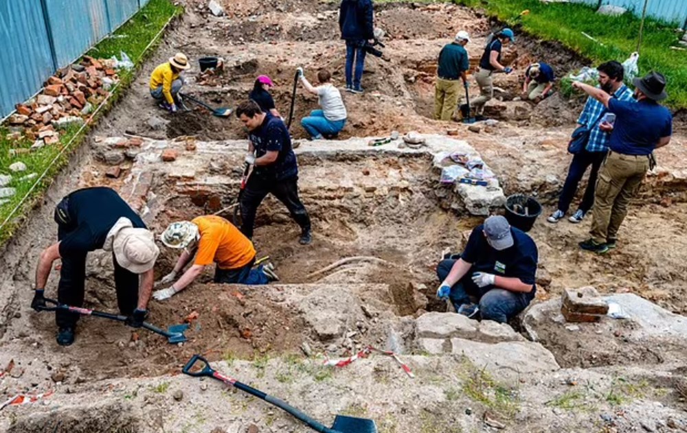 İkinci Dünya Savaşı'nda 80 bini aşkın Yahudi'nin öldüğü bölge ilk kez kazıldı: Küçük kızın ayakkabısı yaşanan acıyı gözler önüne serdi - 3