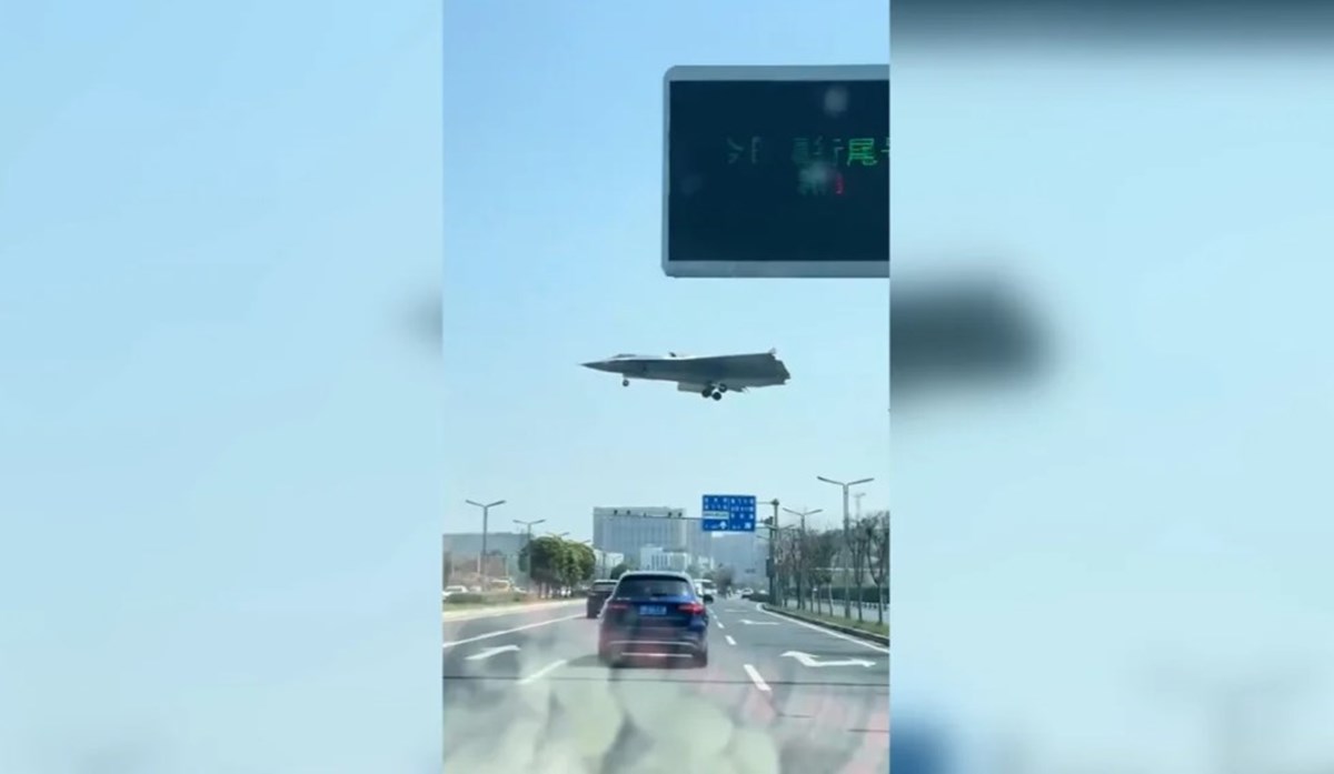 Yeni jet, Sichuan eyaletindeki Chengdu Uçak fabrikası üzerinde uçarken görüntülendi.