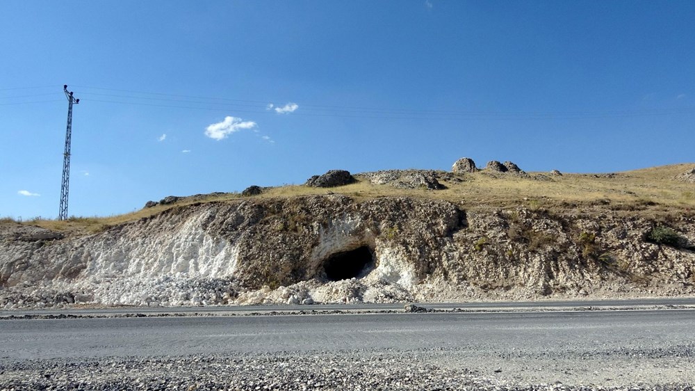 Van'da yol çalışmasında Urartular dönemine ait 2 kaya mezarı bulundu - 5