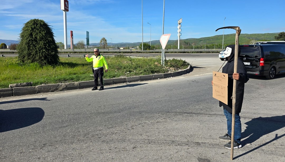 Azrail trafikte: Maske takıp "Bana iş çıkarmayın" pankartı ile sürücüleri uyardı