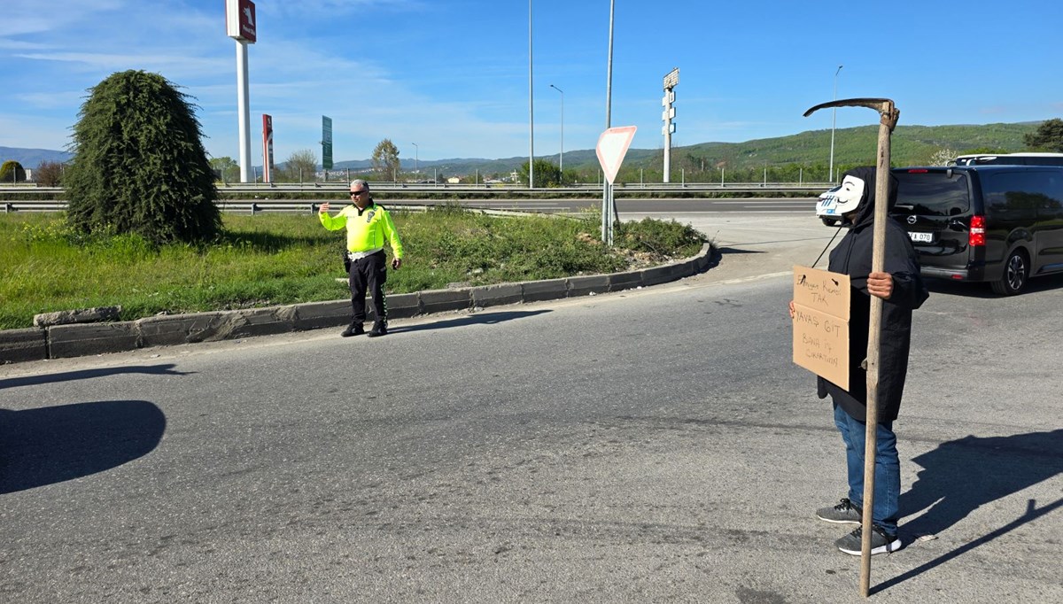 Azrail trafikte: Maske takıp Azrail trafikte: Maske takıp
