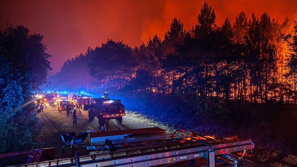 Fransa'da bu yıl etkili olan yangınlarda toplam 600 bin kilometre ormanlık alan küle döndü.